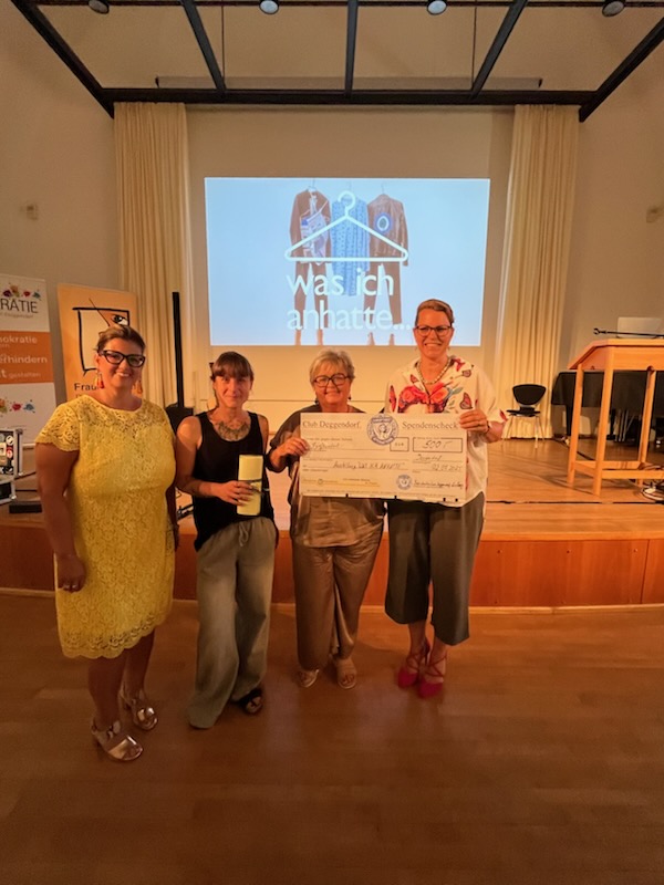 Scheckübergabe_Ausstellung_2.7.25_Bild_1.jpg